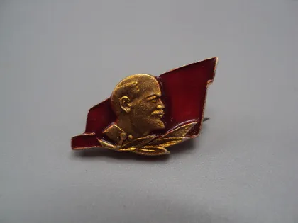 фото, Знак ленин портрет профиль на красном флаге ссср лавровый лист флаг лавр №17376