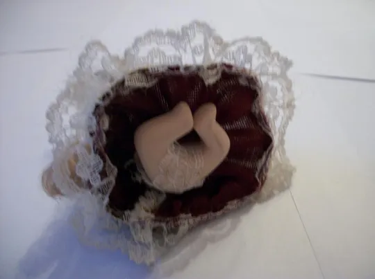 Кукла в платье . Высота 6-см . Внизу 10-см , очень красиво смотрится. Характеристики