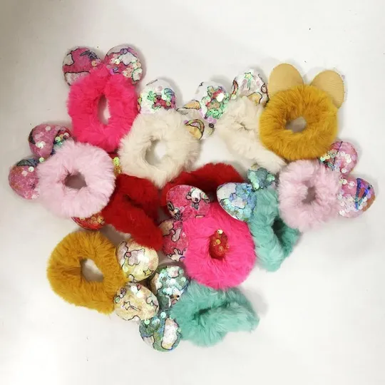 Купити Резинка для волос из меха с ушками из ткани и пайеток. Цвет: темно-розовый