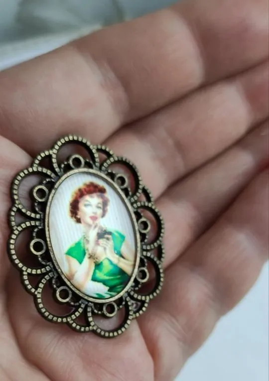 Старинная винтажная  брошь в стиле пин ап девушка красит губы pn265 Недорого