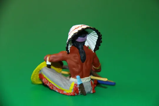 ІНДІАНЕЦЬ ВОЖДЬ ЩО СИДИТЬ З ЛУКОМ № 6839 индеец ELASTOLIN 70мм ФРГ ЛЮКС З аукціону