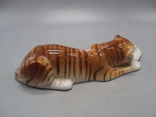 Фигура фарфор статуэтка ЛФЗ тигр с мясом ест мясо высота 5,3 см, длина 20,4 см (есть трещина) №10573 Недорого