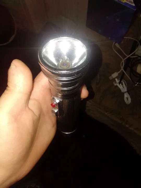 Купити ліхтар на 2 батарейки.справний