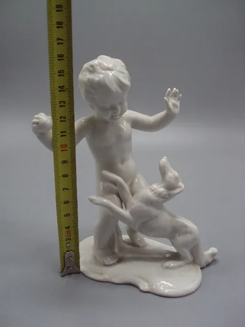 Фигура фарфор Wallendorf Германия Валлендорф ребенок мальчик играет с собакой собачкой 16 см №15464 в Україні