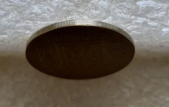 (6718гр) 25 копійок 1992 1.1ААв латунь темна, цікавий брак на канті реверса зліва (25 копеек 1992 1.1ААв латунь темная) Недорого