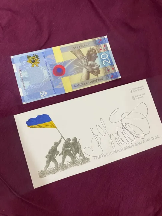Автограф Олександра Усика на банкноті «Памʼятаємо!Не пробачимо!» З аукціону