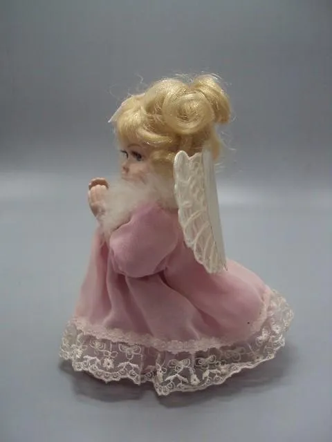 Купити Фарфоровая кукла ангелочек девочка ангел молится на коленях Remeco Collection высота 18 см №13939