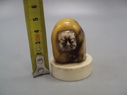 Фигура миниатюра статуэтка Дарума нэцкэ янтарь кость мамонта вес 51 г высота 4,7 см и 3,7 см №14279 Характеристики