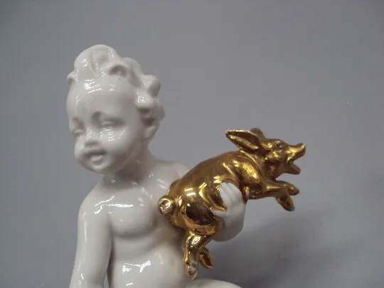 Фигура фарфор статуэтка Германия путти мальчик с поросятами ребенок и поросята высота 13,5 см №15461 Інтернет-аукціон