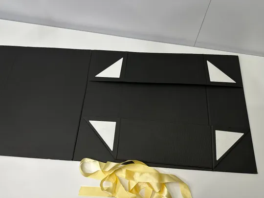 Купити Подарункова коробка яка розкладається з лентою 30*20*10 (ящик 25)