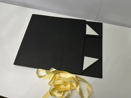 Подарункова коробка яка розкладається з лентою 30*20*10 (ящик 25) З аукціону