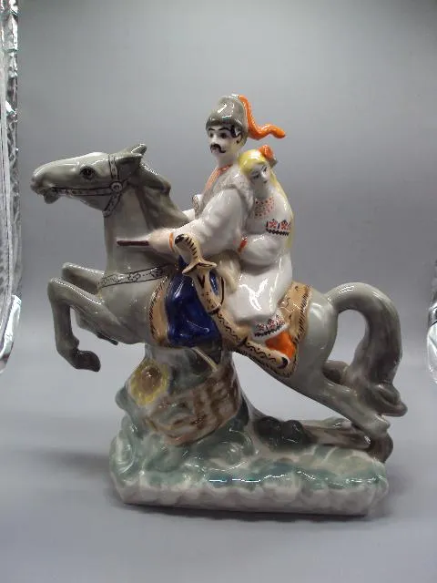 Фигура фарфор статуэтка Киев влюбленные козак с девушкой на коне казак с ружьем высота 34 см №133 Ціна