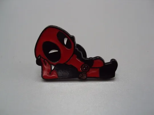 Значок пін Дедпул лежить Deadpool Marvel Марвел знак брошка №18499 Ціна