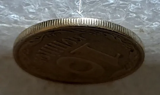 (7087) 10 копійок 2013 багаточисельні викрошки, розколи та сколи на вінку реверса + брак гурта на 7.30 год. (10 копеек 2013 брак) Недорого