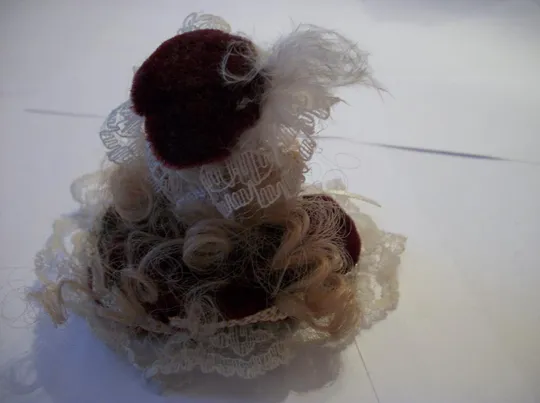 Кукла в платье . Высота 6-см . Внизу 10-см , очень красиво смотрится. Недорого