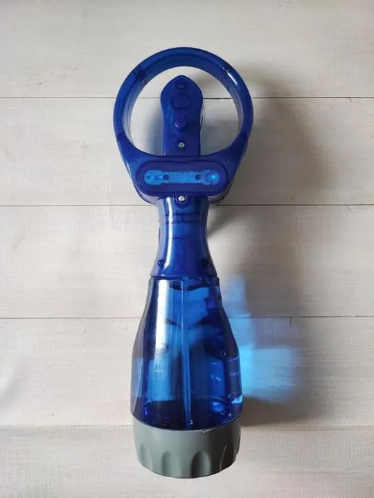 Портативний ручний міні вентилятор на батарейках з розпиленням води water spray fan Характеристики