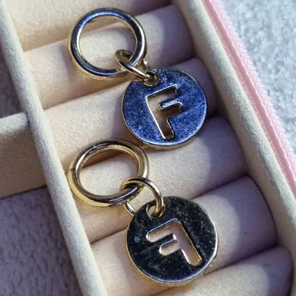 фото, Кулон з літерою F — металевий 2 шт