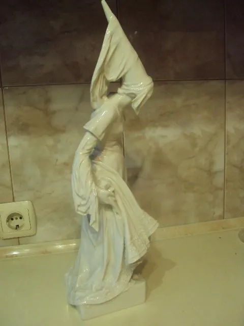 германия девушка в одежде 15 века фарфор клеймо лиса в тесте скол пальцев Недорого