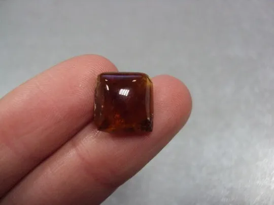 Камень квадратный оранжево-коричневый для ювелирных изделий вес 0,99 г размер 5 х 11 х 11 мм №13258 З аукціону
