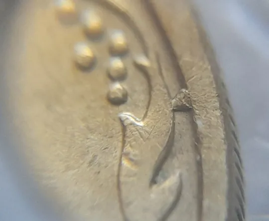 Купити (2426) 10 копійок 2008 викрошки на реверсі біля 2 грона та на нулі номіналу (10 копеек 2008)