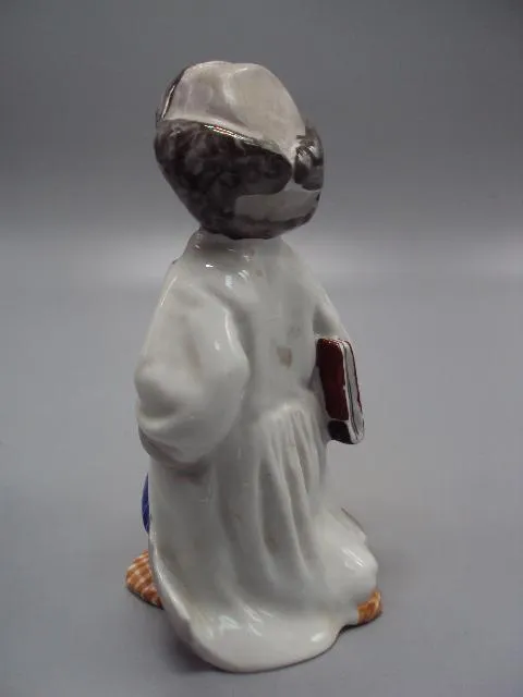 Фигура фарфор статуэтка ЛФЗ мальчик идет Филипок с книгой идущий в школу высота 14 см №14460 Де купити