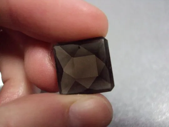 Камень Раухтопаз дымчатый кварц квадрат для ювелирных изделий вес 1,99 г размер 7х19х19 мм №13278 Характеристики