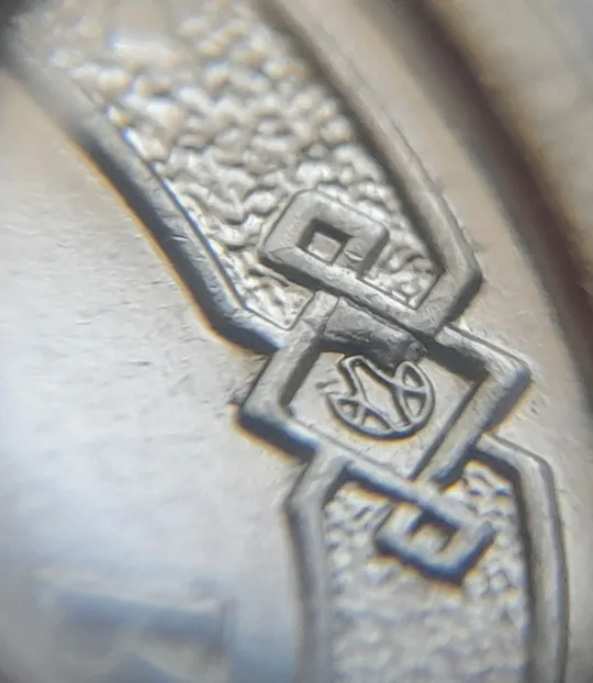 (8074 ря) 1 гривня 2023 гарна викрошка в знаку монетного двору, інші викрошки на аверсі (1 гривна 2023 брак) З аукціону