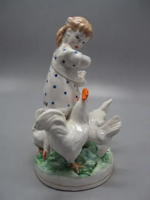 Фигура фарфор статуэтка Дулево девочка кормит кур кормящая курей птиц высота 18 см №14288 Продаж