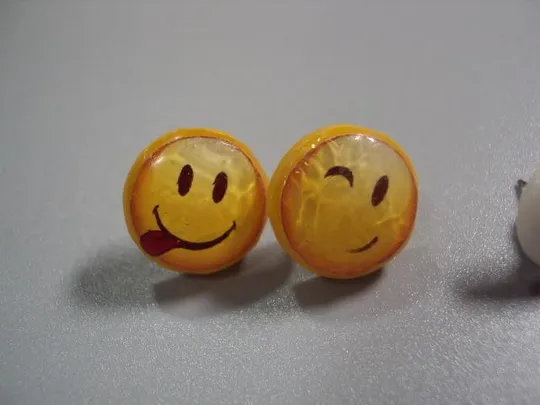 Купити бижутерия серьги разные смайлики белые, желтые, фиолетовые лот №10887
