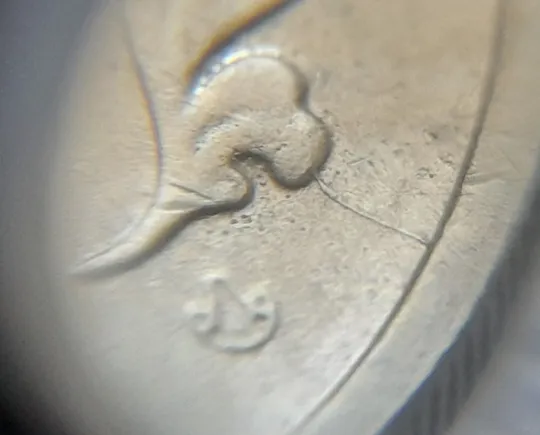 (8217) 10 копійок 2005 розкол від канту до правого нижнього листка на аверсі (10 копеек 2005 брак) Де купити