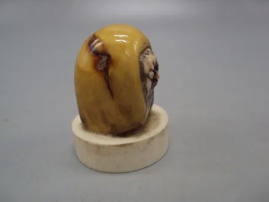 Фигура миниатюра статуэтка Дарума нэцкэ янтарь кость мамонта вес 51 г высота 4,7 см и 3,7 см №14279 Де купити