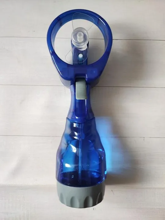Портативний ручний міні вентилятор на батарейках з розпиленням води water spray fan Недорого