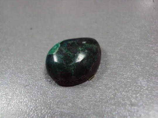 Камень хризоколл зеленый на подложке для ювелирных изделий вес 3,6 г размер 8х20,5х16,5 мм №13274 З аукціону