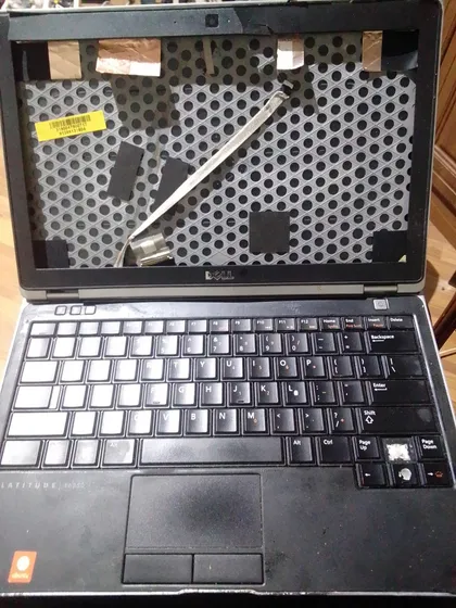 фото, ноутбук dell6230 стан на фото.не включається. куплений на аукціоні з европи.