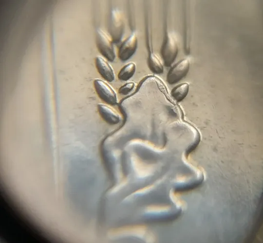 Купити (7009) 10 копійок 2022 гарні викрошки на аверсі (10 копеек 2022 брак)