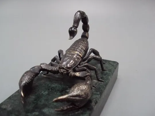 Фигура статуэтка скорпион серебро 925 проба на подставке вес 291,94 г размер 7х10х5,7 см №13217 Де купити