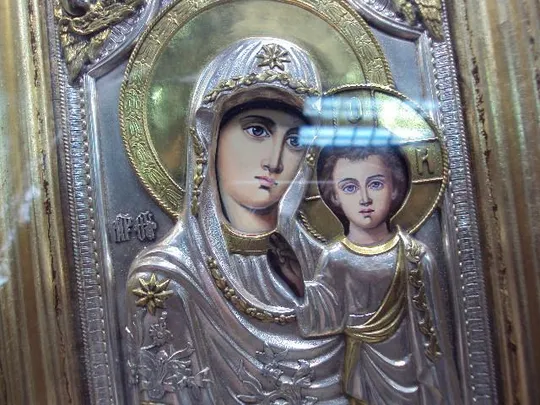 Иконы венчальная пара Спаситель и Пресвятая Богородица в киотах посеребрение 27,5х 23,5см №11035 Продаж