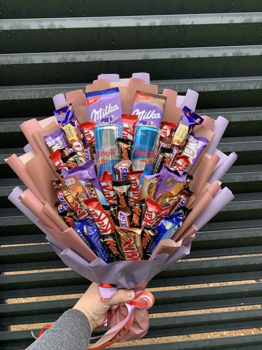 Чоловічий букет з шоколадок Milka, шоколадних батончиків і напою Red Bull оригінальний подарунок, фіолетовий Ціна