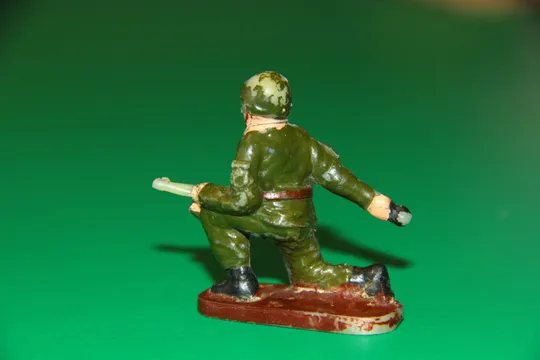 Купити ПІХОТИНЕЦЬ ЩО  КИДАЄ ГРАНАТУ солдат польша ПОЛЬЩА  54мм РІДКІСНА ФІГУРКА