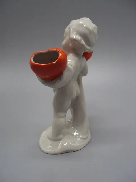 Фигура фарфор статуэтка Германия путти ребенок держит сердца мальчик с сердечками 12,7 см №13229 З аукціону