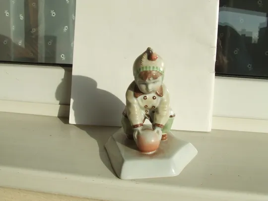 Купити Статуетка хлопчик з мячом 1960 рр. роз 14х12 см. Жолноі Венгрия .