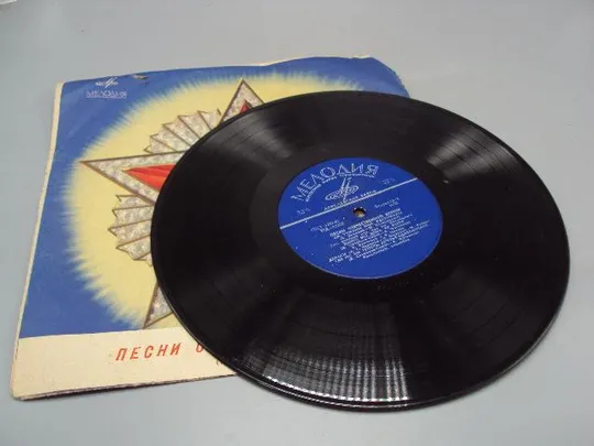 Пластинка меладия Песни отечественной войны к 25-летию битвы под Москвой диаметр 25 см №15341МЯ Ціна