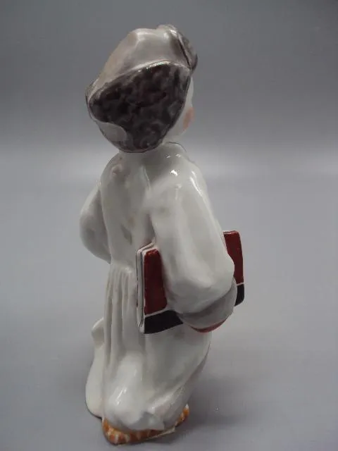 Фигура фарфор статуэтка ЛФЗ мальчик идет Филипок с книгой идущий в школу высота 14 см №14460 З аукціону