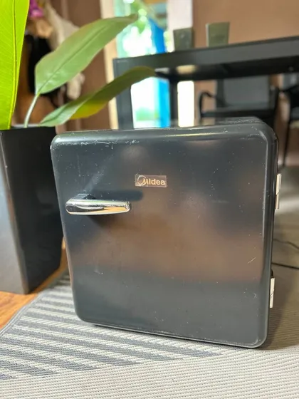 фото, Холодильник Midea MDRD86SLF30 чорний 56 л