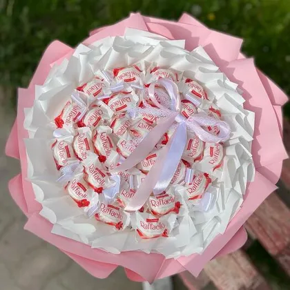 фото, Букет з цукерок Raffaello в руку оригінальний подарунок рожевий