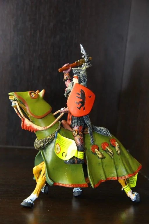 Купити рыцарь воин с ударным молотом на коне  90-100мм PLASTOY Франция