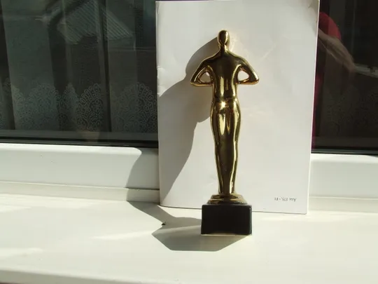 Керамика статуэтка Оскар в позолоте раз. 26 х 9 см. 2010 . гг. Недорого