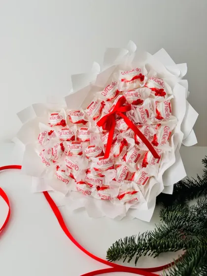 фото, Букет з цукерок Рафаелло Raffaello (41 шт.) в руку білий