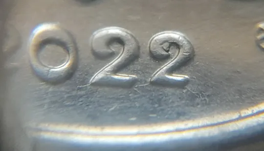 Купити (5584) 10 копійок 2022 різновид викрошки у третій цифрі "2" слова "2022" на аверсі (10 копеек 2022 брак)