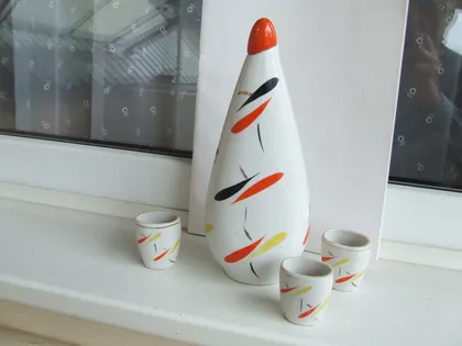 фото, Фарфор лікеро-водочний набір роз. 24 х 10 см. 1970 роки ЗХК ссср. + 3 стаканчики.